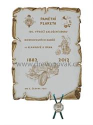 Pamětní plaketa k výročí založení sboru pergamen z překližky