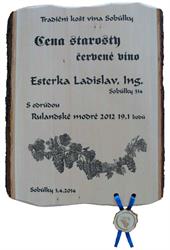Diplom košt vína č. 776 na desce s kůrou